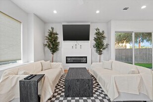 5203 Texas St in Houston, TX - Building Photo