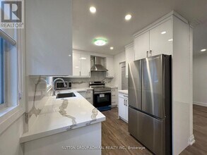 7 Resolution Crescent in Toronto, ON - Building Photo - Building Photo