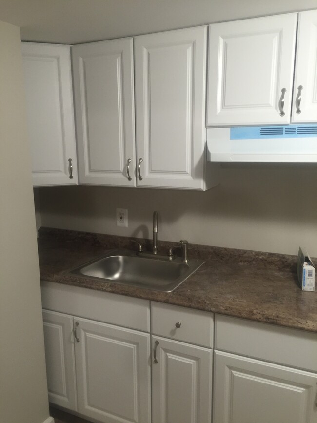 64 I U Willets Rd, Unit Studio Apartment in House