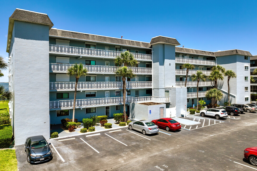 Four Seasons Condominiums in Cocoa Beach, FL - Foto de edificio