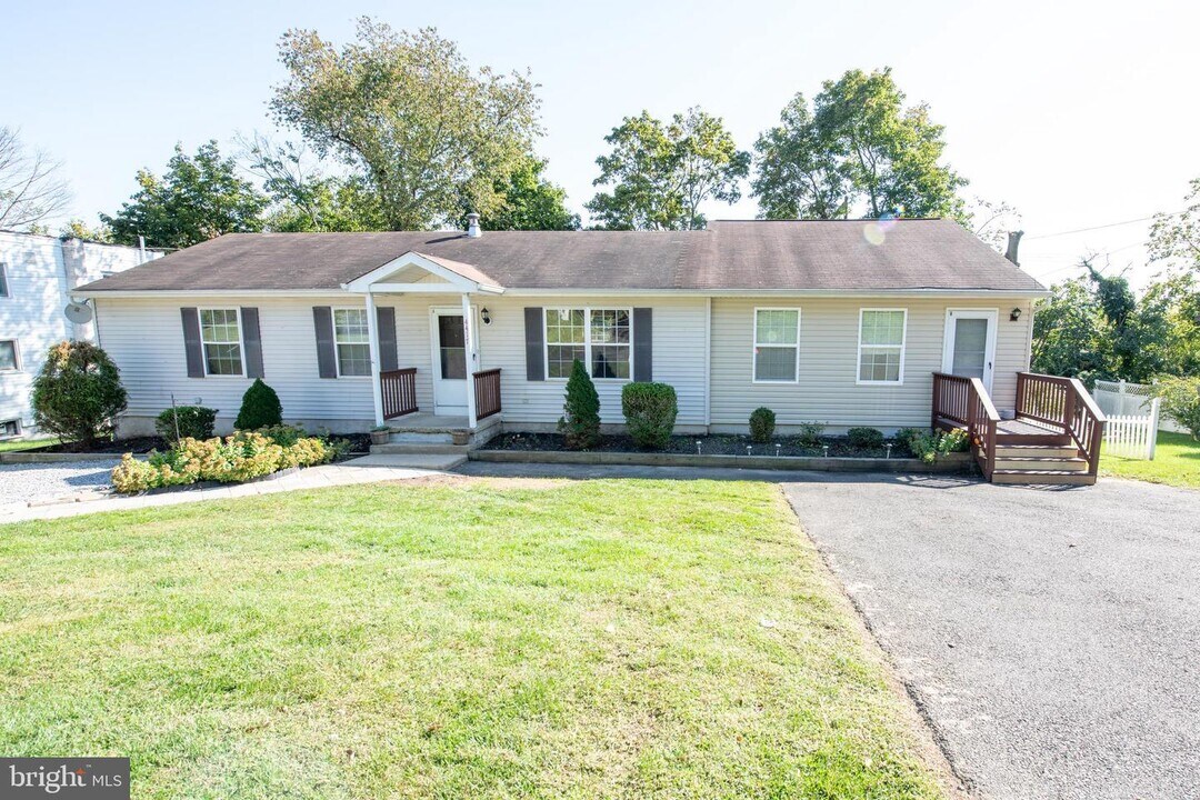 4417 Grove Ave, Unit B in Feasterville-Trevose, PA - Building Photo