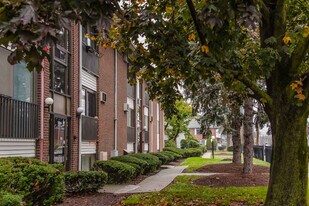 172 River St, Unit B-6 in Waltham, MA - Building Photo