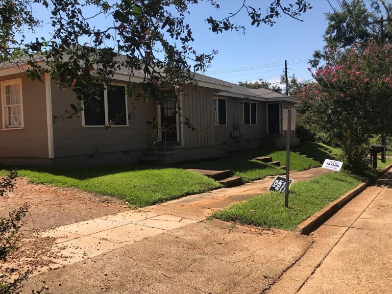 105 Pine St in Troy, AL - Building Photo