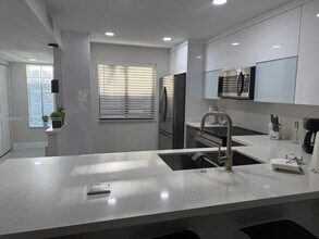 436 Lakeview Dr in Weston, FL - Building Photo - Building Photo