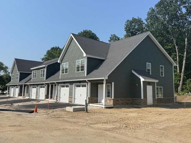 74 Rockingham Rd in Derry, NH - Foto de edificio - Building Photo