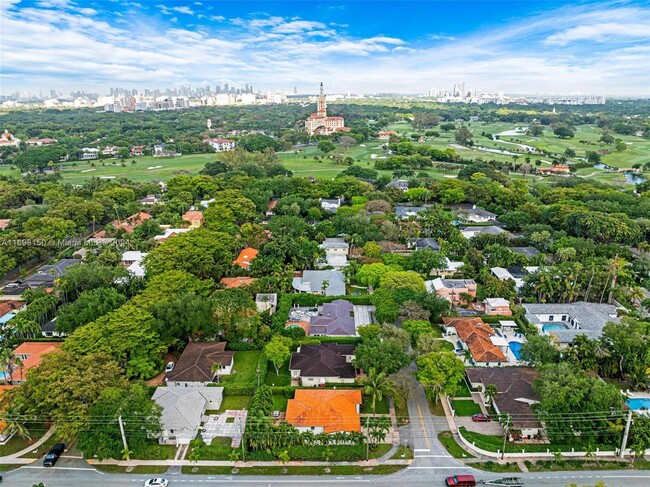 1559 Trevino Ave in Coral Gables, FL - Foto de edificio - Building Photo