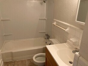 1005 W Hickory St in Denton, TX - Building Photo - Building Photo