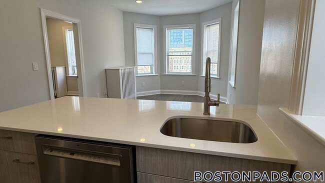 111 Queensberry St in Boston, MA - Building Photo - Building Photo