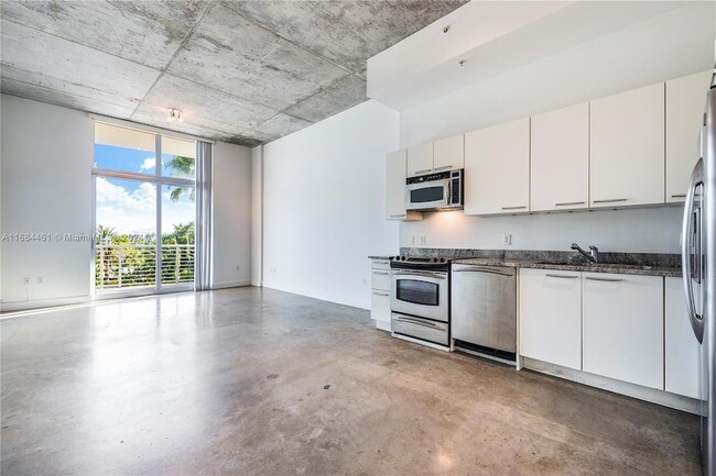 2001 Meridian Ave, Unit 416 in Miami Beach, FL - Building Photo - Building Photo