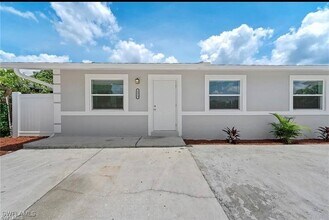 4415 Thomasson Ln in Naples, FL - Building Photo - Building Photo