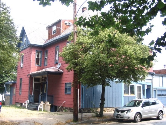 212-214 Thompson in Latrobe, PA - Building Photo