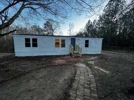 811 Williams Lake Rd in Powder Springs, GA - Building Photo