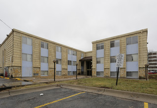 Cherrywood Apartments in Topeka, KS - Building Photo - Building Photo