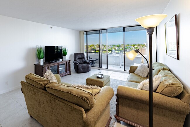 3555 S Ocean Blvd in South Palm Beach, FL - Building Photo - Building Photo
