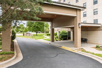 Battlefield Towers Apartments in Springfield, MO - Building Photo - Building Photo