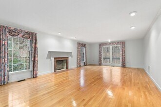 1 Sutton Pl in Weston, MA - Building Photo - Building Photo