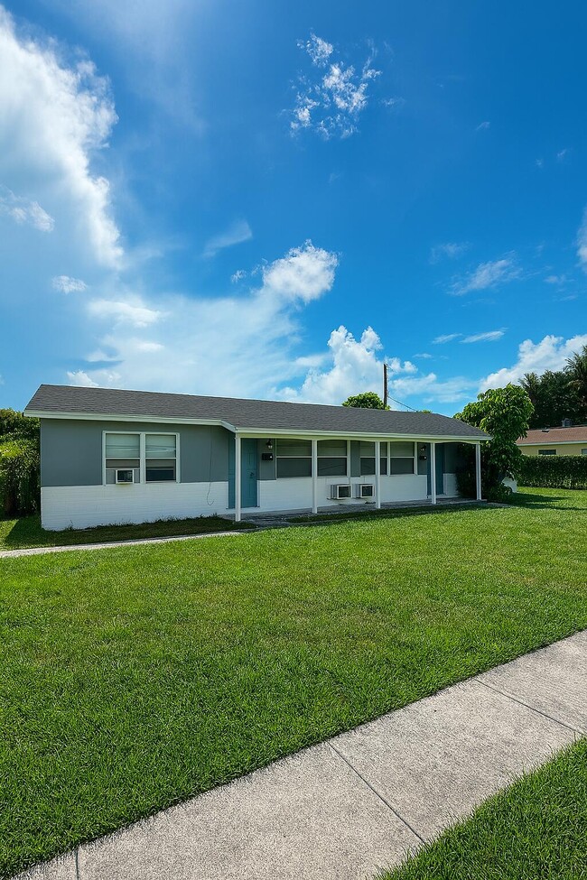 451 Silver Beach Rd in Riviera Beach, FL - Building Photo - Building Photo