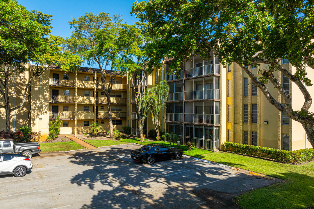 Plantation Pines in Plantation, FL - Building Photo