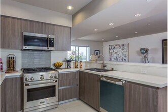 Kings Court in Los Angeles, CA - Building Photo - Building Photo