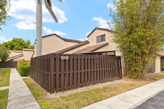 7133 Penner Ln in Ft. Myers, FL - Building Photo - Building Photo