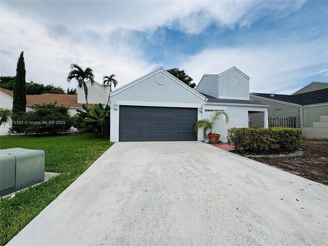 8579 Dynasty Dr in Boca Raton, FL - Foto de edificio - Building Photo