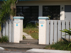 Oakland Pointe in Oakland Park, FL - Building Photo - Building Photo