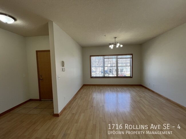 1716 Rollins Ave SE in Minneapolis, MN - Foto de edificio - Building Photo