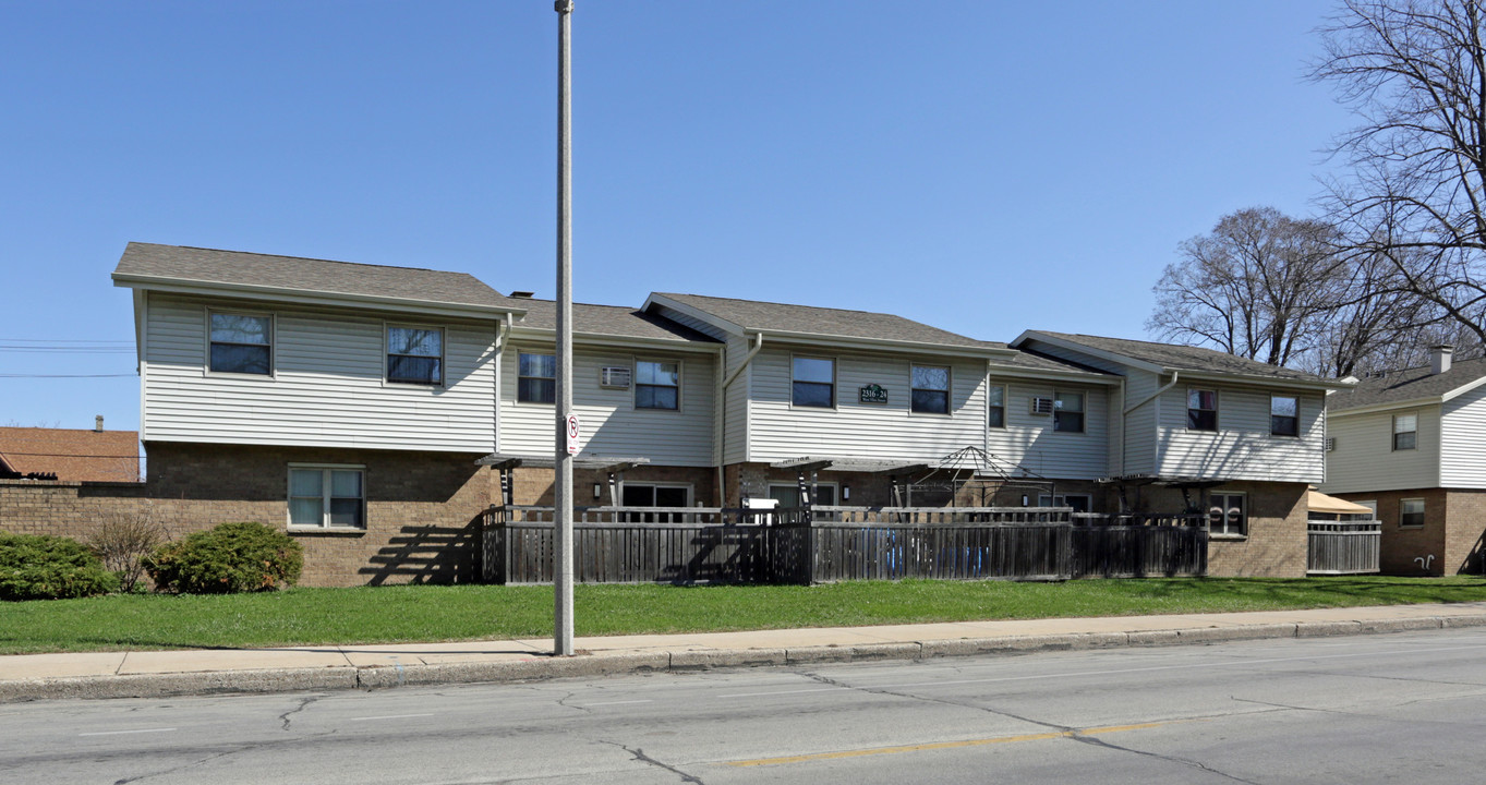 McKinley Gardens Apartments in Milwaukee, WI - Building Photo