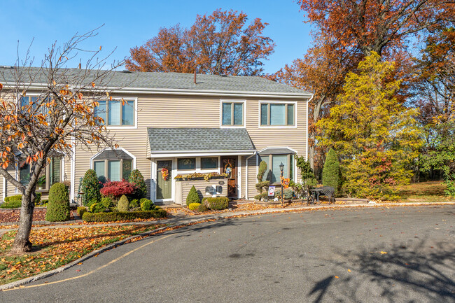 Woodbrooke Estates Condominiums in Staten Island, NY - Foto de edificio - Building Photo