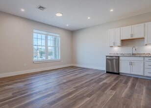 18 Sullivan St in Berwick, ME - Building Photo - Building Photo