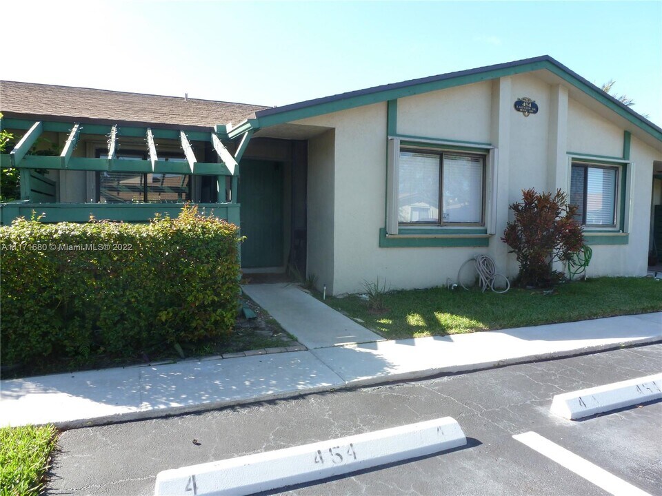 454 Lakeview Dr-Unit -4 in Weston, FL - Foto de edificio