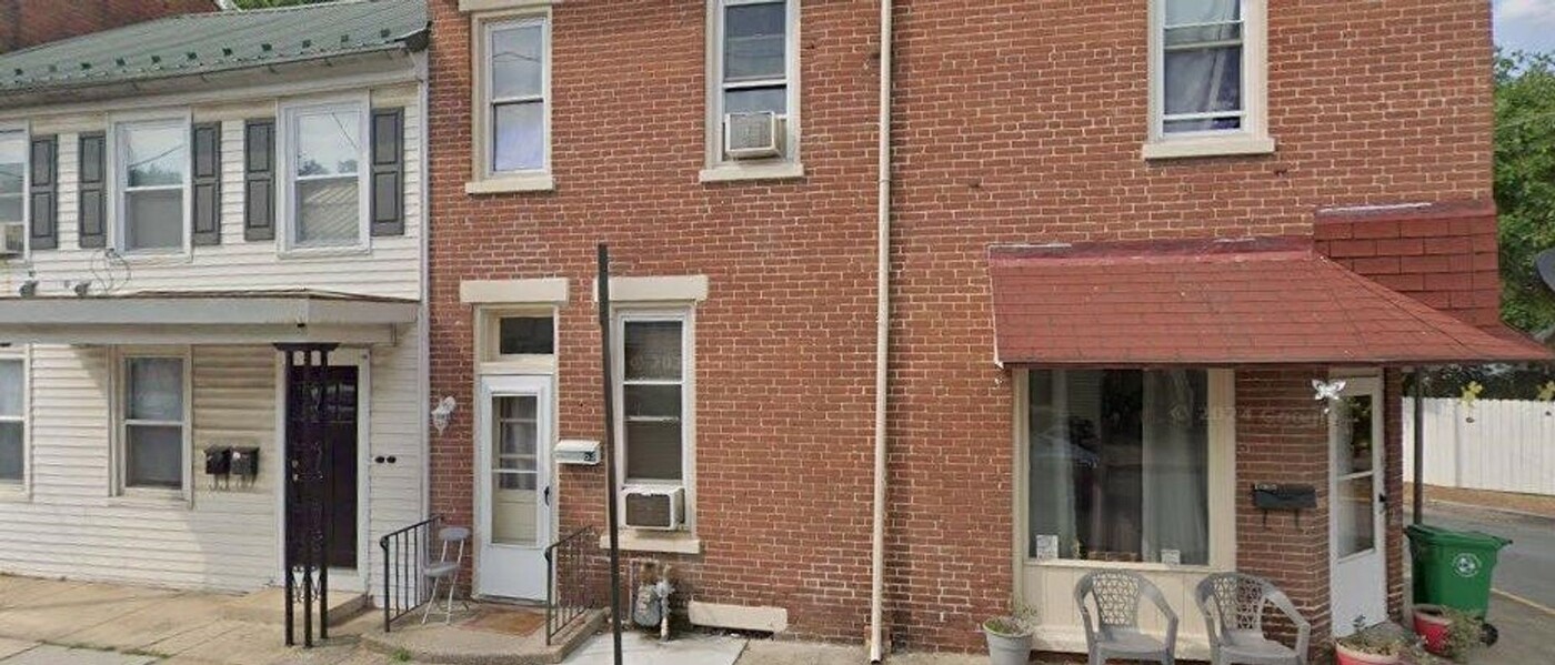 63 E Penn St in Carlisle, PA - Building Photo