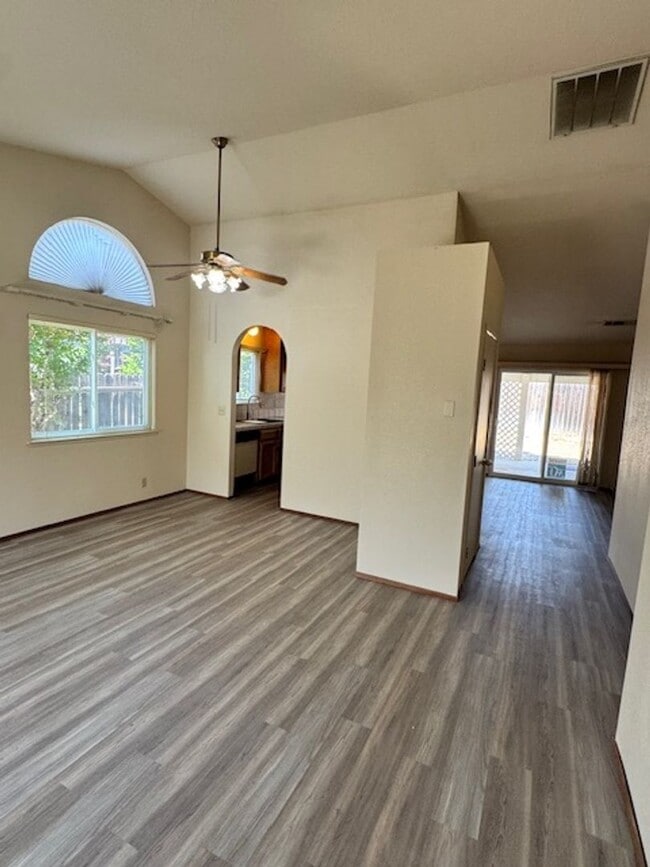 567 Shell Dr in Redding, CA - Building Photo - Building Photo