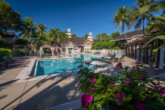 Vista Lago at the Hammocks in Miami, FL - Foto de edificio - Building Photo