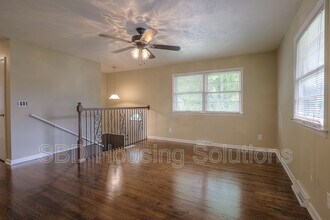 1233 Dickinson Rd in Independence, MO - Foto de edificio - Building Photo