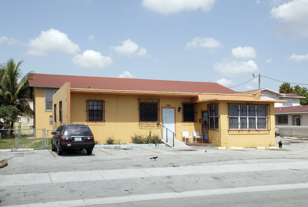 840 SE 9th Ave in Hialeah, FL - Foto de edificio