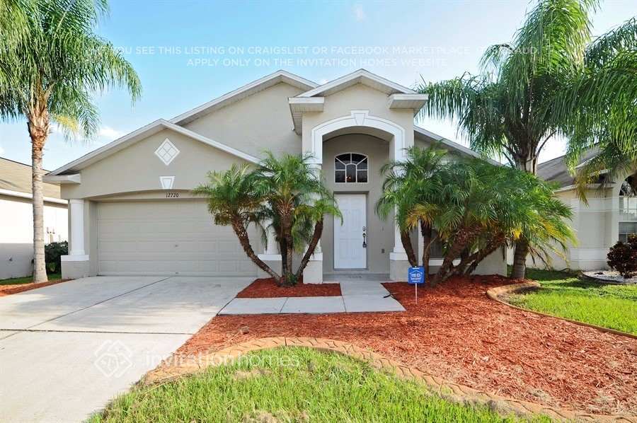 12720 Lake Vista Dr in Gibsonton, FL - Foto de edificio