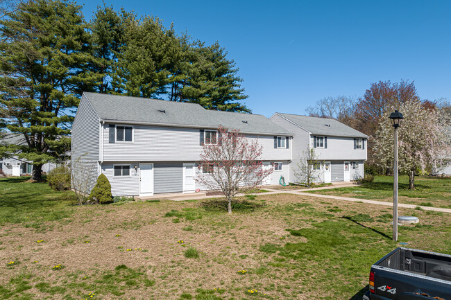 Granby Village Condominiums in East Granby, CT - Foto de edificio - Building Photo