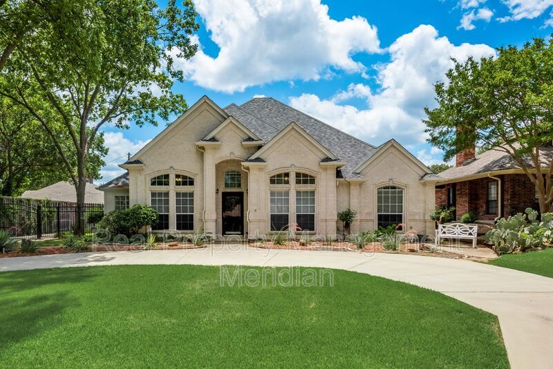 2505 Lone Star Ln in Grapevine, TX - Building Photo