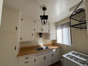 128 N Maple Street in Burbank, CA - Foto de edificio - Building Photo