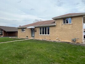 701 N Craig Pl in Addison, IL - Building Photo