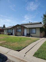 646 W Iris Ave in Visalia, CA - Building Photo