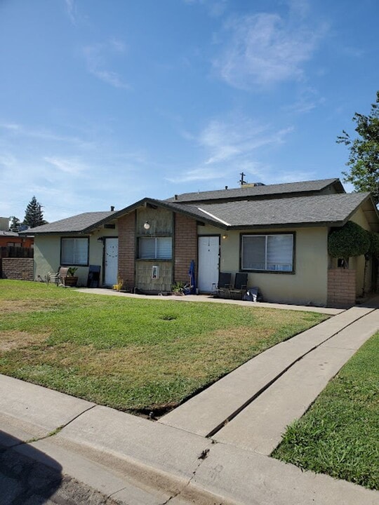 646 W Iris Ave in Visalia, CA - Foto de edificio