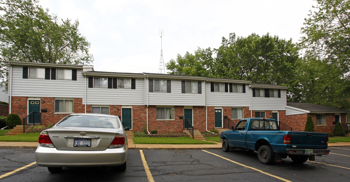 Indian Hills Apartments and Townhomes in Dowagiac, MI - Building Photo