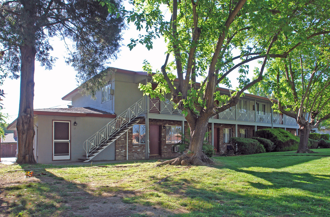 5484 Carlson Dr in Sacramento, CA - Building Photo