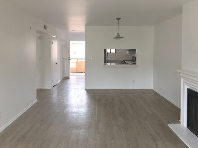 4627 Finley Ave, Unit 305 in Los Angeles, CA - Building Photo - Building Photo