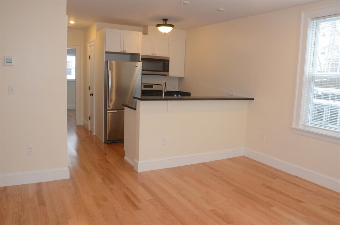 28 Putnam St in Somerville, MA - Building Photo