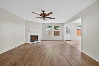 16318 N Glade Dr in Houston, TX - Foto de edificio - Building Photo