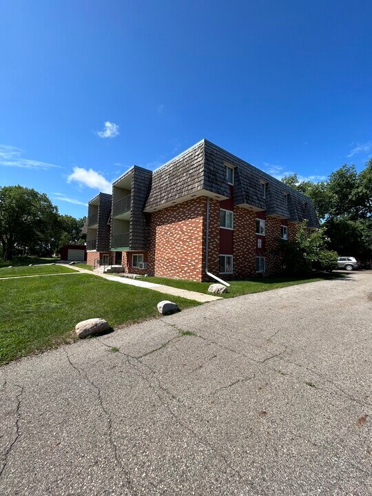907 Thomas Ave in Jamestown, ND - Foto de edificio