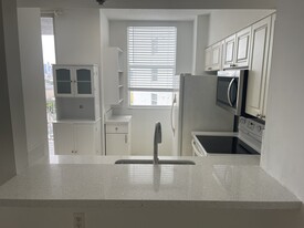 1 Glen Royal Pky, Unit 1110 in Miami, FL - Building Photo - Building Photo